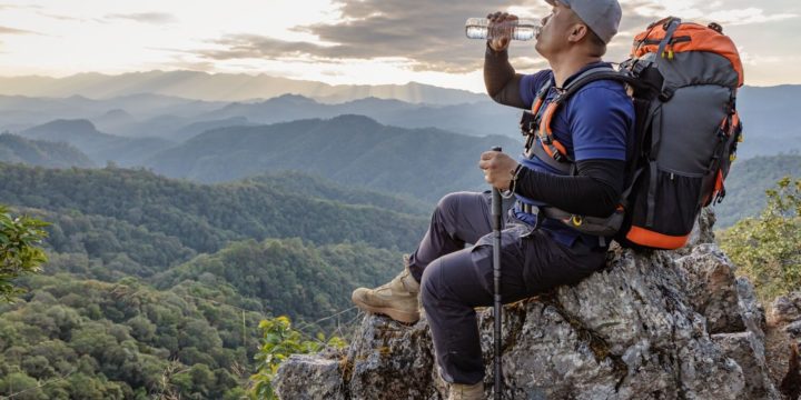 How Much Water Should You Carry When You Go Hiking?